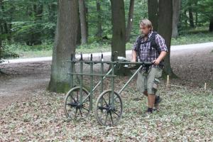 Geophysikalische Prospektion auf dem Kapellenberg durch Patrick Mertl, Universität Mainz, August 2014. (Foto: RGZM / D. Gronenborn)